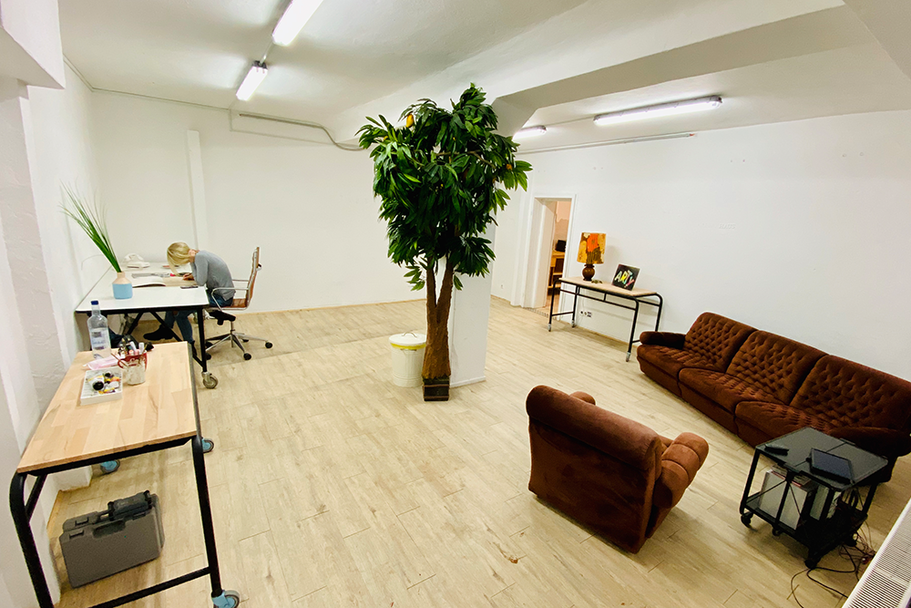 Ein Raum mit weißen Wänden: aus dem Atelier zur Galerie